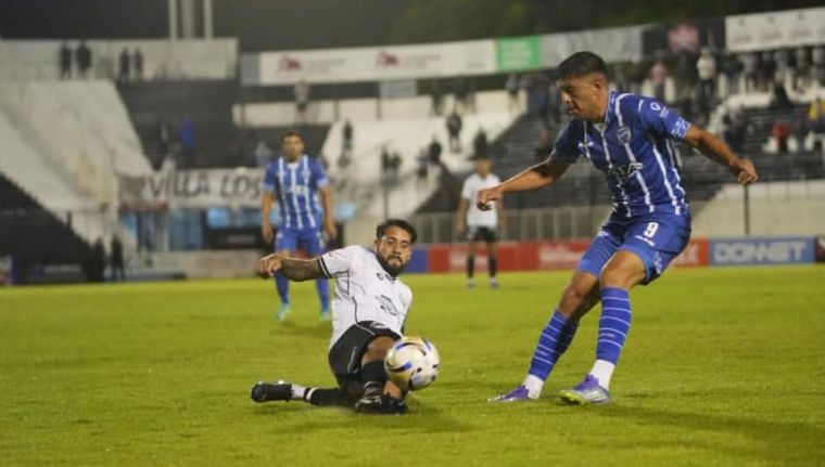 Martín Pino (9) fue el autor de un verdadero golazo para Godoy Cruz en Chaco.&nbsp;