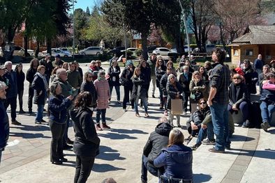 MDZol | Vecinos de San Martín de los Andes improvisaron una reunión frente a la municipalidad al no ser atendidos por el intendente local. Foto: MDZ