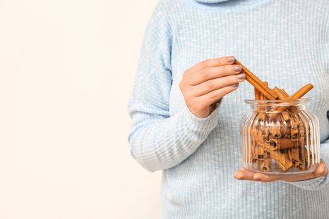 El aroma intenso de la canela actúa como barrera contra hormigas y polillas. Foto: Shutterstock