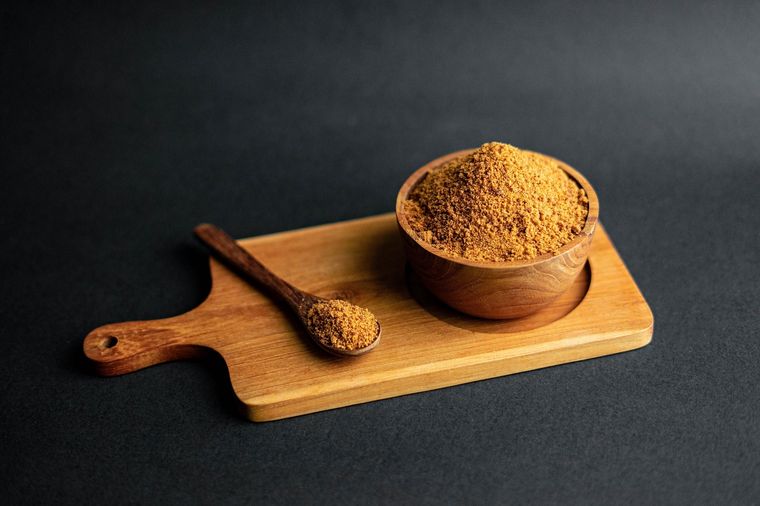 azucar moreno Tiene muchas propiedades para el jardín.