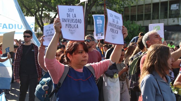 El avance del arancelamiento es más complejo de lo que dice Milei. Foto: Santiago Tagua / MDZ