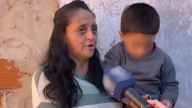 La mujer vive con su hijo Tomás en el barrio rosarino de Empalme Graneros, y se sorprendió al ver lo que hicieron con su identidad para llevarse a un nene a Bolivia. La mujer vive con su hijo Tomás en el barrio rosarino de Empalme Graneros, y se sorprendió al ver lo que hicieron con su identidad para llevarse a un nene a Bolivia.