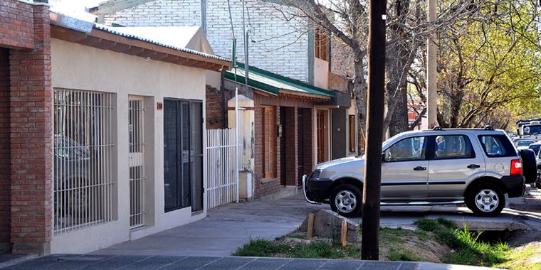 El local, de color claro y rejas, blanco del robo. Foto: Mediamza.com