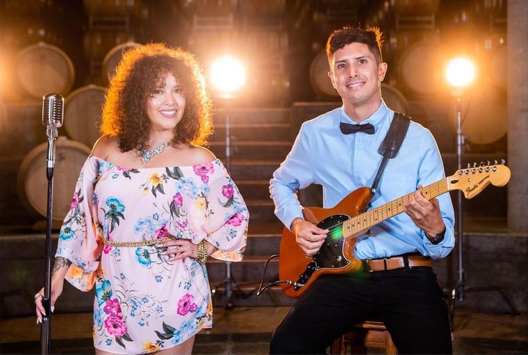 Músicos en el crucero The Time Machine Dúo viaja por el mundo, haciendo música en inglés y español. Foto: Facebook de The Time Machine Dúo