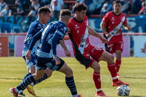 Marcelo Eggel (10), del Deportivo Maipú, cubre el balón ante la marca de dos rivales de Alvarado. Marcelo Eggel (10), del Deportivo Maipú, cubre el balón ante la marca de dos rivales de Alvarado.