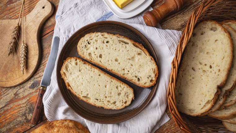 La receta original no llevaba aceite: solo harina, agua, sal y levadura, buscando un pan rústico y muy simple. La receta original no llevaba aceite: solo harina, agua, sal y levadura, buscando un pan rústico y muy simple.