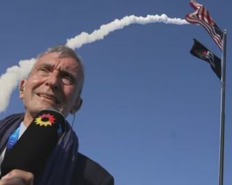 El impactante rastro de vapor de agua que Nelson Castro analizó en directo para Argentina. / Captura TN