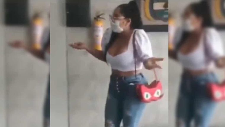 La mujer iba a una reunión de padres pero no la dejaron entrar por su blusa escotada