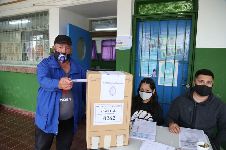 Manuel, el primer votante de la Ciudad de Mendoza Foto: Maximiliano Ríos