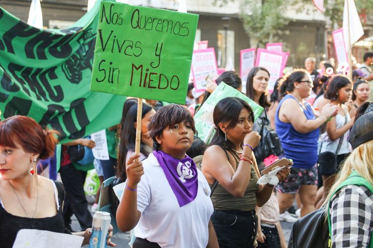 El violeta y el verde son los colores que suelen usarse en representación de la lucha feminista. Foto: Santiago Tagua