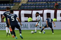 Medina intenta eludir la marca de los paraguayos. Foto: @Argentina Medina intenta eludir la marca de los paraguayos. Foto: @Argentina