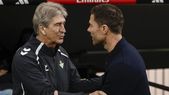 El chileno Manuel Pellegrini se saluda afectuosamente con Xabi Alonso en el Real Madrid vs Betis del 4 de enero pasado en el estadio Santiago Bernabéu. El chileno Manuel Pellegrini se saluda afectuosamente con Xabi Alonso en el Real Madrid vs Betis del 4 de enero pasado en el estadio Santiago Bernabéu.
