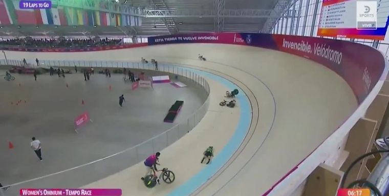 La brasileña Nicolle Wendy protagonizó una dura caída durante la prueba de tempo del ómnium en el Velódromo de Rafaela por los Juegos Suramericanos Santa Fe 2026.