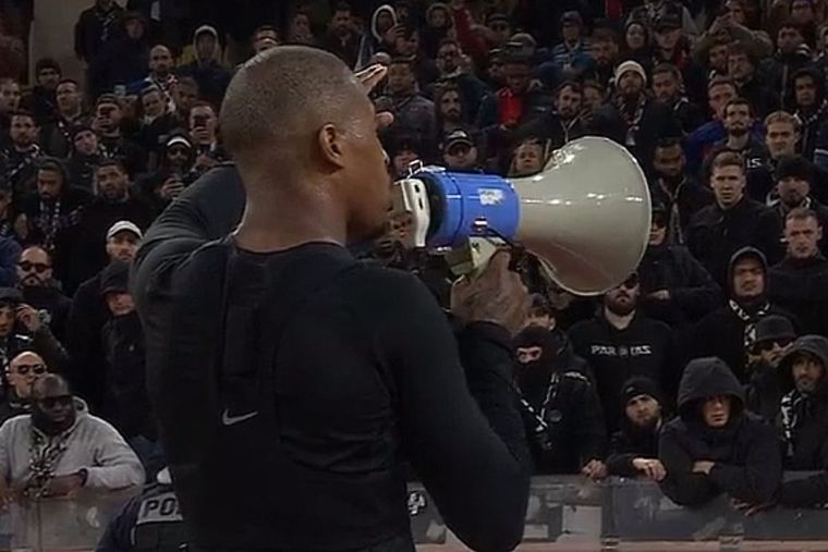 Kimpembe, uno de los referentes del PSG, tomó un megáfono para hablar con los hinchas tras la derrota contra Mónaco.