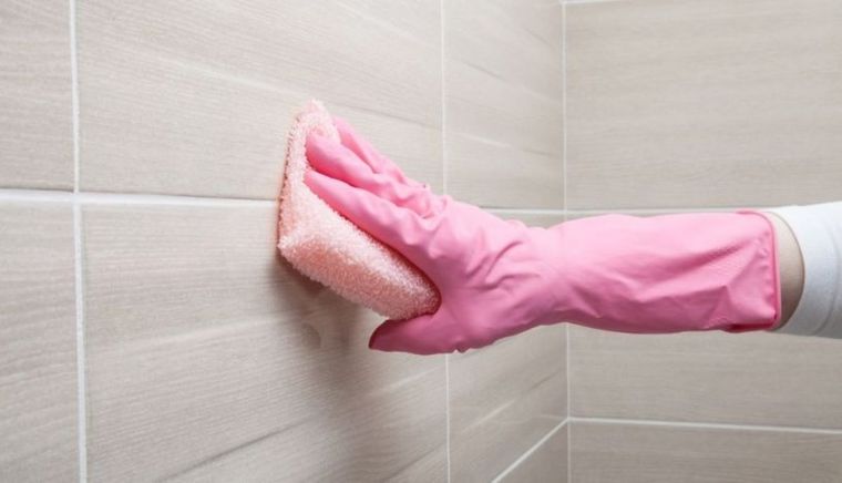 Procura ventilar el baño para evitar la acumulación de esta bacteria. Foto: Archivo