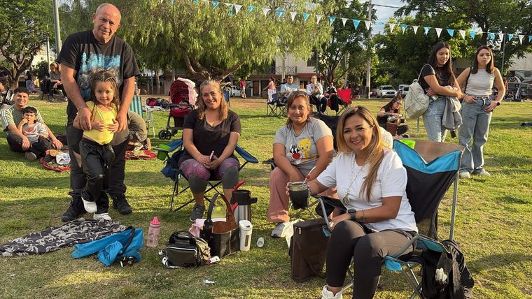 Vecinos de Godoy Cruz disfrutaron de un domingo a pura música y mate. Vecinos de Godoy Cruz disfrutaron de un domingo a pura música y mate.
