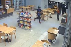 La joven fue sorprendida por un delincuente dentro del local, pero no dudó en reaccionar: tomó una silla y lo enfrentó. Foto: Captura de video La joven fue sorprendida por un delincuente dentro del local, pero no dudó en reaccionar: tomó una silla y lo enfrentó. Foto: Captura de video