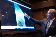 Scott Bray muestra un UAP captado desde un avión militar Foto: GETTY IMAGES