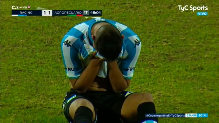 Alcaraz lloró desconsoladamente al sentir su lesión en el Racing-Agropecuario por Copa Argentina. Foto: TyC Sports