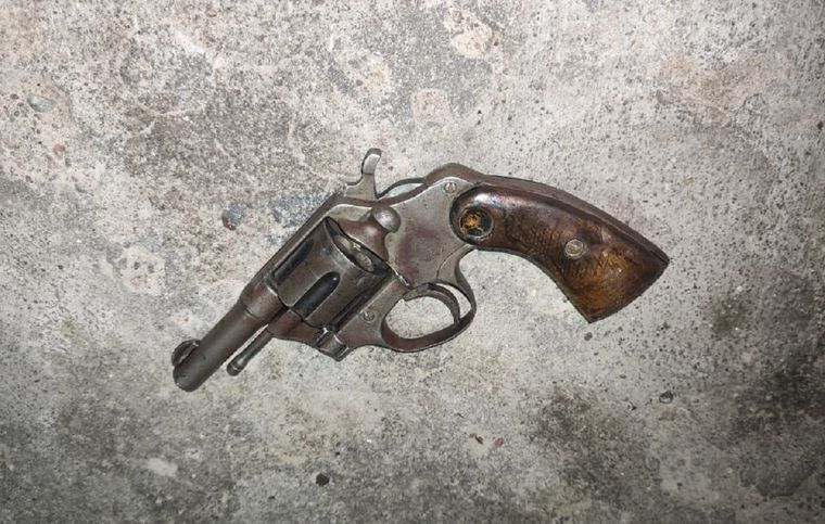 El revolver secuestrado a uno de los jóvenes detenidos tras un operativo en Ciudad Foto: Ministerio de Seguridad de Mendoza