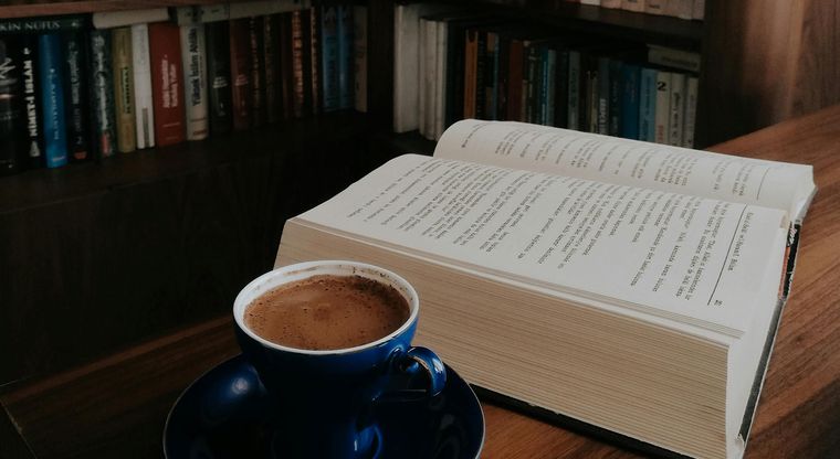 Los libros regresan como símbolo de estilo y sofisticación en una tendencia que une lectura, moda y personalidad. Los libros regresan como símbolo de estilo y sofisticación en una tendencia que une lectura, moda y personalidad.
