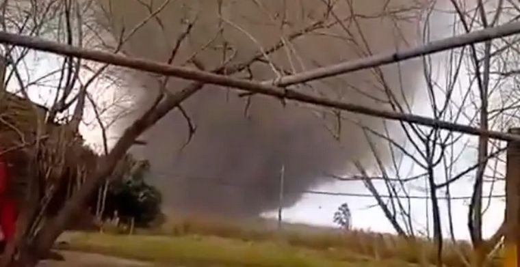 Un inusual tornado sorprendió al sur de la provincia de Santa Fe, causando importantes destrozos en áreas rurales.
