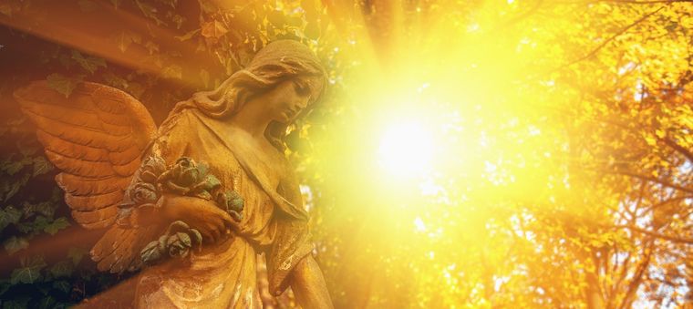 La luz divina llega con el ángel. Foto: Fuente: Shutterstock