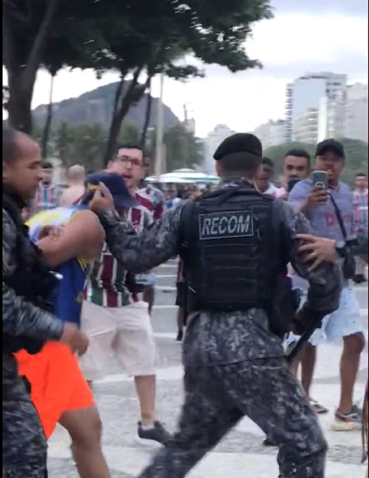 La Policía se lleva a un hincha de Boca Foto: Captura de video