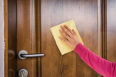 Con solo dos ingredientes se puede limpiar y dejar como nuevas las puertas de tu casa. Foto: Shutterstock