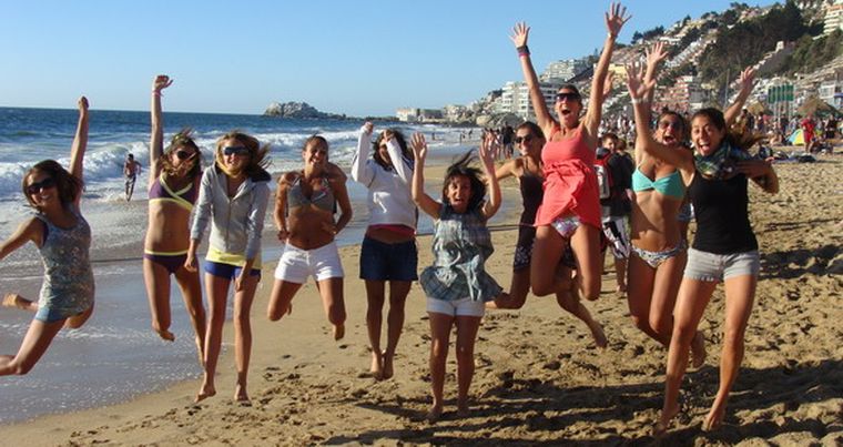 Las Suricatas en el mar. Las jugadoras mendocinas de fútbol eligieron Reñaca para sus vacaciones. Foto: Gentileza
