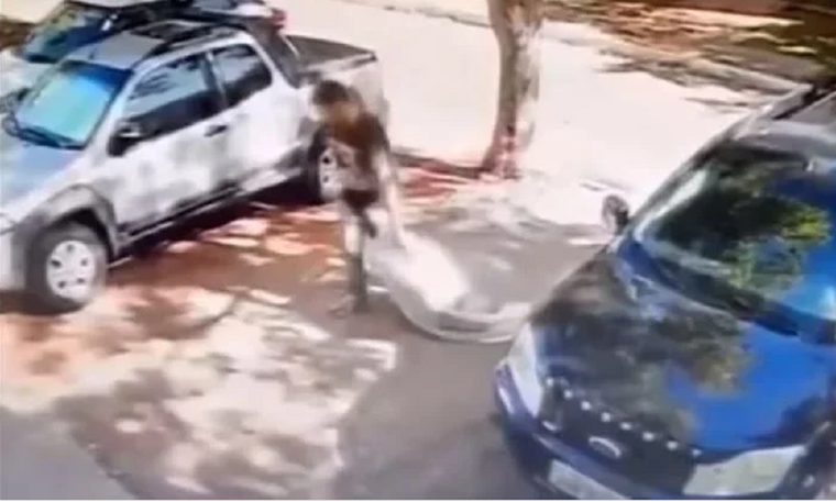 El pedófilo trasladando a su víctima Foto: Captura de video