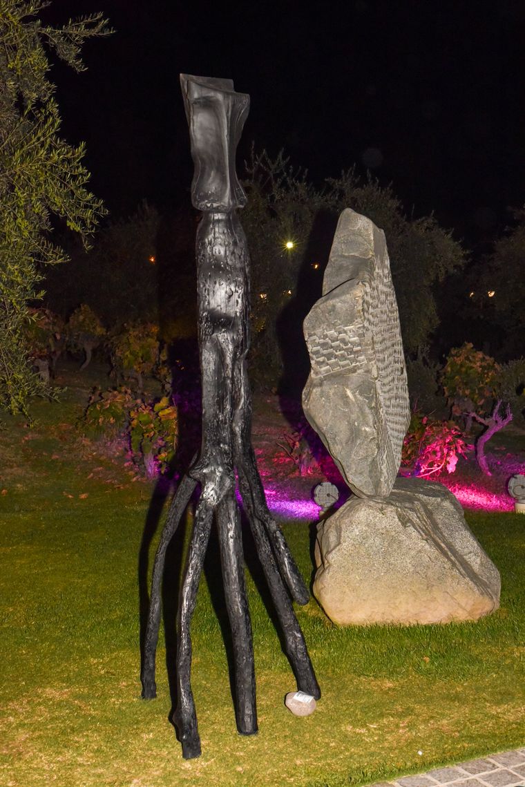 Las esculturas de Mariano Ruffo están realizadas con árboles caídos de la zona de Maipú. Las esculturas de Mariano Ruffo están realizadas con árboles caídos de la zona de Maipú.