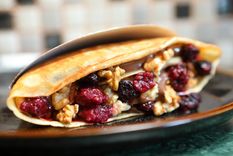 Esta delicia de crepe tiene pasta de avellanas, frutos rojos y nueces tostadas que le aportan un toque crocante increíble. Foto: Instagram @pariscrepas