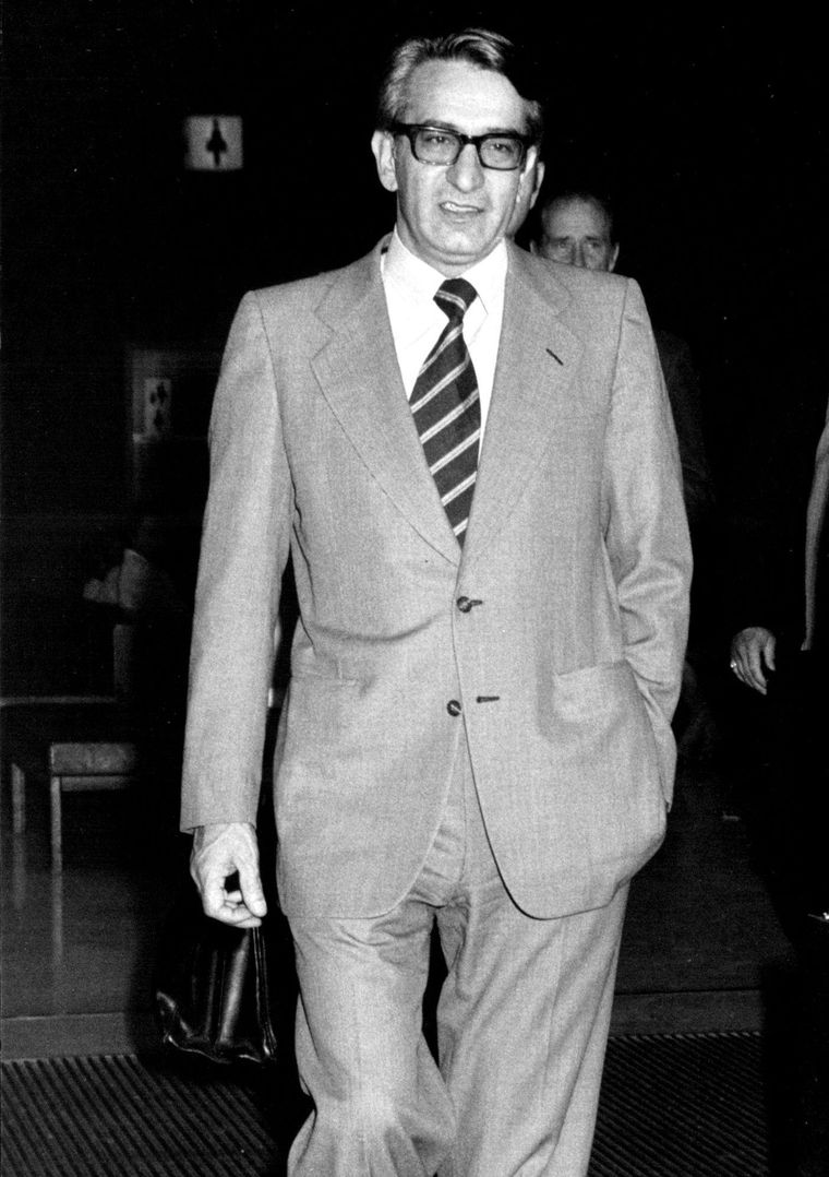 Akbar Etemad fue el presidente de la Organización de Energía Atómica de Irán, establecida en 1974.
