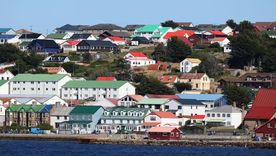 Vista actual de Puerto Stanley, en las Islas Malvinas, desde el otro lado de la bahía. Gentileza Jonathan Buckmaster.