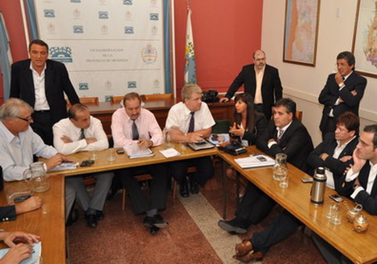 Una dura reunión entre radicales y justicialistas. Foto: Alf Ponce / MDZ