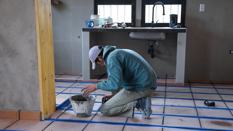 El color y la textura de la tierra se conectan con el espacio, generando confort emocional además del físico. El color y la textura de la tierra se conectan con el espacio, generando confort emocional además del físico.