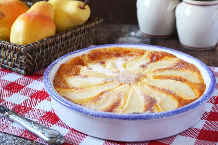 El clafoutis La receta tradicional de clafoutis se hace con cerezas, pero las versiones con peras, manzanas o ciruelas son muy populares hoy en día. El clafoutis La receta tradicional de clafoutis se hace con cerezas, pero las versiones con peras, manzanas o ciruelas son muy populares hoy en día.