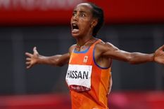 Sifan Hassan celebra su victoria tras cruzar la meta. Foto: REUTERS Foto: REUTERS