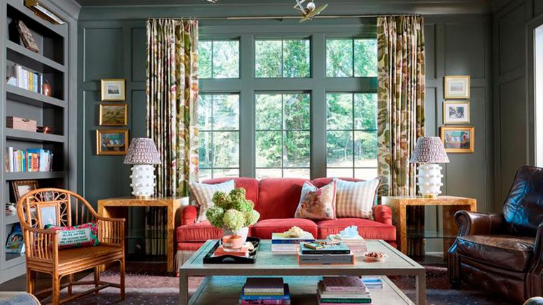 El color verde apagado que envuelve&nbsp; este living le aporta una conexión con la naturaleza. Créditos: Brian Bieder y Maggie Griffin.&nbsp;