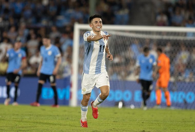 Con la dedicatoria tras su golazo, Thiago demostró que es un pibe de barrio. ¿Nace otro jugador del pueblo? Foto: FoboBaires