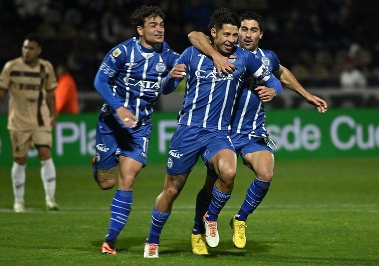El Indio Fernández festeja su golazo en la gran victoria de Godoy Cruz frente a Platense.