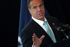 El gobernador de Nueva York, Andrew Cuomo, enfrenta crecientes presiones para que renuncie. Foto: REUTERS