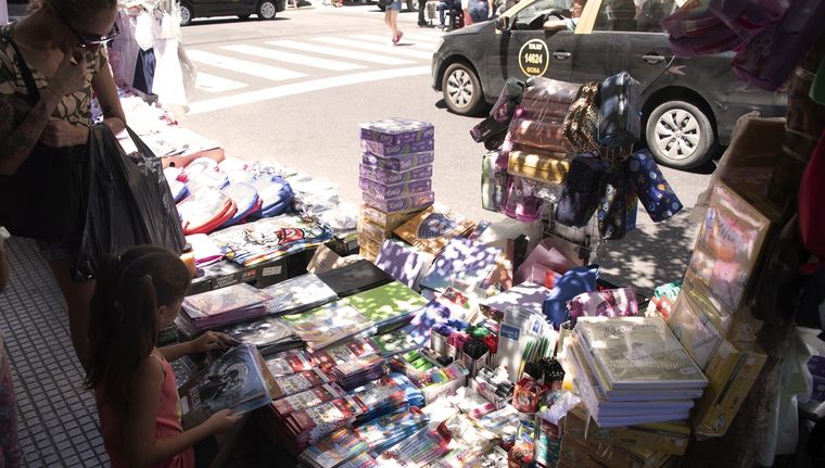 Los manteros, no dejaban transitar por las calles de Once y perjudicaban al comercio legal Foto: Juan Mateo Aberastain Zubimendi/MDZ