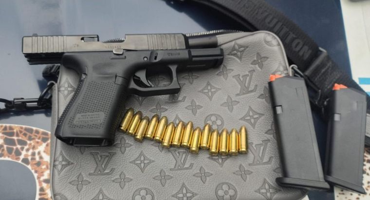 La pistola Glock 9 milímetros incautada en el procedimiento. La pistola Glock 9 milímetros incautada en el procedimiento.