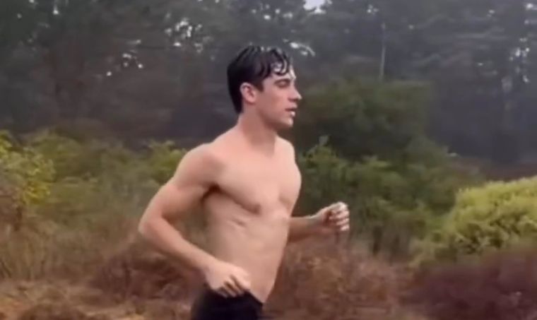 Franco Colapinto entrena bajo la lluvia y su aspecto causó sensación. Foto: captura de pantalla.