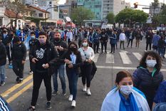 Los hinchas llegan al Monumental. Foto: Lucas Burgoa