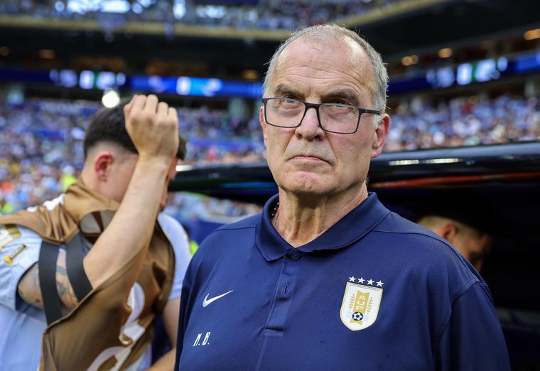 Marcelo Bielsa, muy caliente tras el debut mundialista de Uruguay.