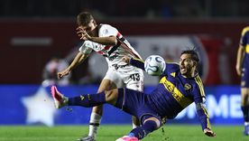 El capitán de Boca Leandro Paredes disputa el balón con Gustavo Santana, mediocampista de San Pablo.&nbsp;