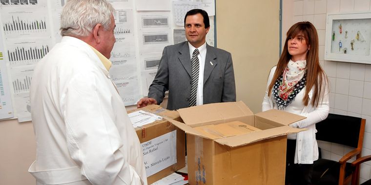 Los medicamentos, entregados en el despacho del director del hospital, Armando Douverné. Foto: Mediamza.com